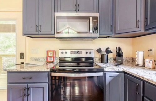 Marshall Cabina | Luxury Treehouse - The Aerie - Near Asheville - Pet Friendly