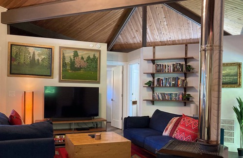 Kingston Casa | Leaning Spruce Cottage | House in Kingston