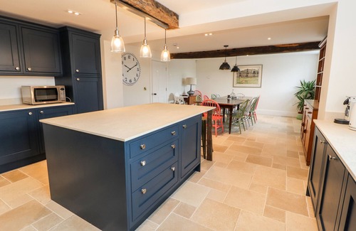 Knutsford Cabaña | LEGH OAKS FARM, pet friendly, luxury holiday cottage in Knutsford