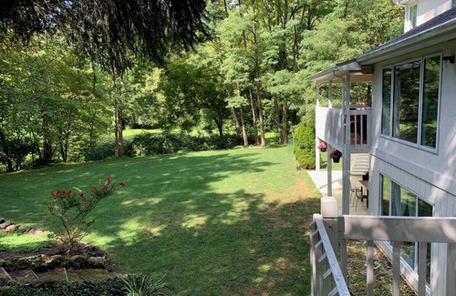 Old Orchard Casa | Lehigh River Retreat – 5-Bedroom Home w/Bike Trail Access, Fitness Room & A/C