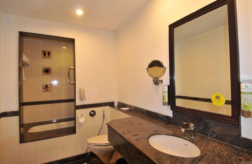 Kaushambi Hotel | Lemon Tree Hotel, East Delhi Mall, Kaushambi