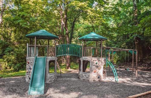 Lookout Valley Neighborhood Association Casa | Lena Cabin Wooded Tiny Cabin - Hot Tub