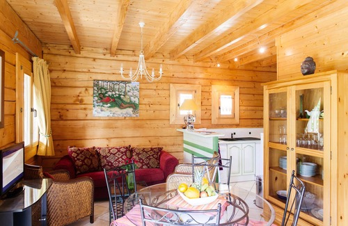 Sarlat-la-Caneda Chalet De Esquí | Les Charmes: chalet and swimming pool surrounded by nature in Sarlat itself