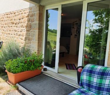 Saint-Laurent-les-Tours Casa | Les coteaux de Planèze, chambre pour 2, 3 ou famille nombreuse 2 adultes 5 enfants et jeunes