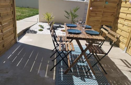 Sommervieu Apartamento | Les pommiers Duplex cosy tout confort dans maison neuve avec terrasse entrée indépendante parking 5 mn de Bayeux et 10 mn plage du débarquement