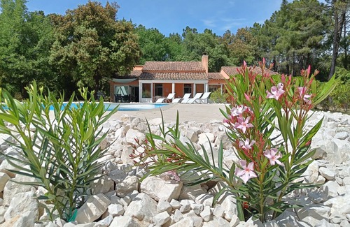 Uchaux Villa | Les Volets bleus: Charming villa 400 m from village center Heated swimming pool