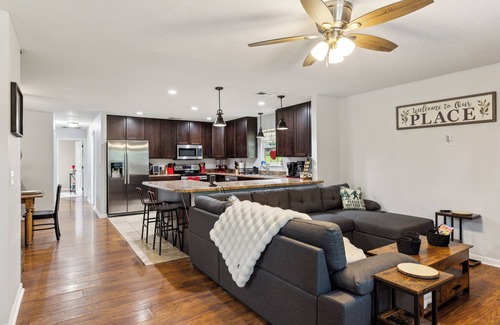 Sevierville Cabaña | Less than 3 miles to Dollywood swimming pool hot tub tiki bar game room and more