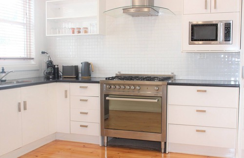 Mount Gambier Casa | Light-filled comfortable 3 B/R 2 bathroom family home. Dogs by negotiation .