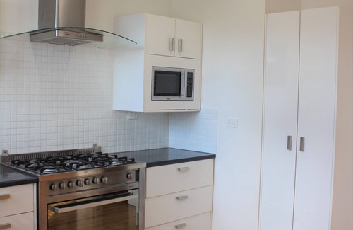 Mount Gambier Casa | Light-filled comfortable 3 B/R 2 bathroom family home. Dogs by negotiation .