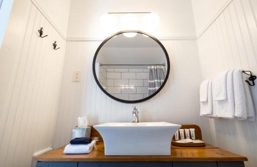 Conquerall Bank Hotel | Lighthouse Motel and Cottages