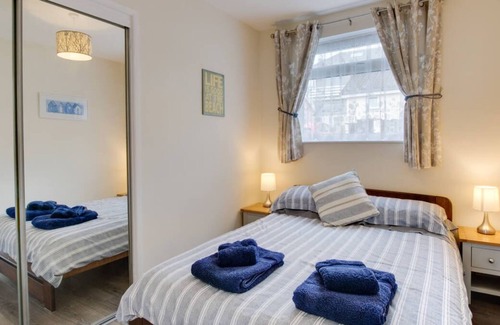 Mumbles Chalet De Esquí | Este encantador chalet costero cumple todos los requisitos ... los interiores son bonitos con un toque náutico con un