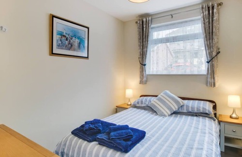 Mumbles Chalet De Esquí | Este encantador chalet costero cumple todos los requisitos ... los interiores son bonitos con un toque náutico con un