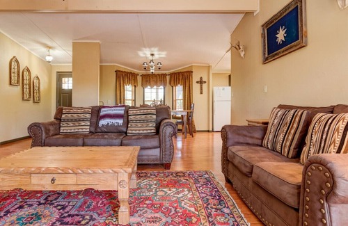 Uvalde Casa | Lightning Bug Springs Retreat