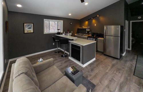 Nimitz Apartamento | Lily Pad at Nimitz - Private 19 Acre Cabin with Fire Pit & WiFi