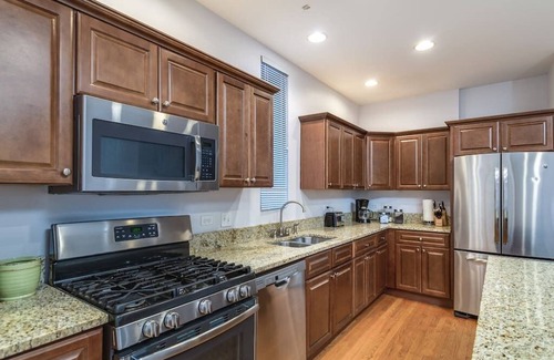 Wrightwood Neighbors Hotel | Lincoln Park Living - Suite 1