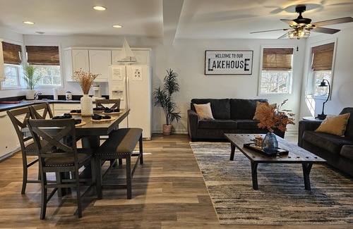 Cross Hill Cabaña | Lindsey's Lakeside Hideaway with hot tub & fire pit!