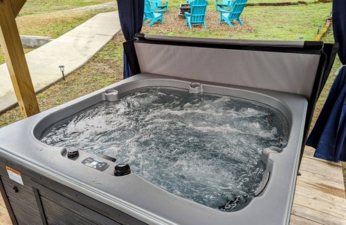 Cross Hill Cabaña | Lindsey's Lakeside Hideaway with hot tub & fire pit!