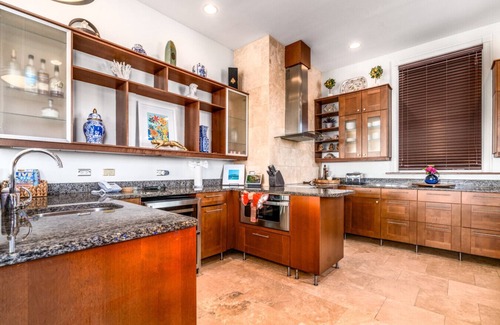 Estate Queens Quarter Villa | Lissette Manor - 5BR historical estate next to The Pink Palm Hotel downtown!