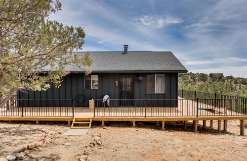 Sierra Vista Casa | Little Black Cabin in the Woods