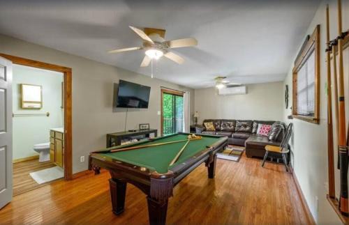 Wears Valley Casa | Little Greenbriar Lodge cabin