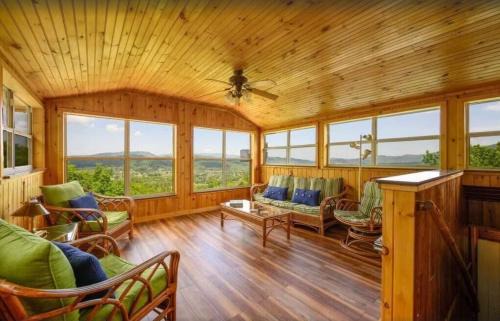 Wears Valley Casa | Little Greenbriar Lodge cabin