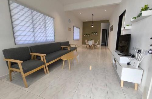 Batu Pahat Casa | Little House Batu Pahat Homestay