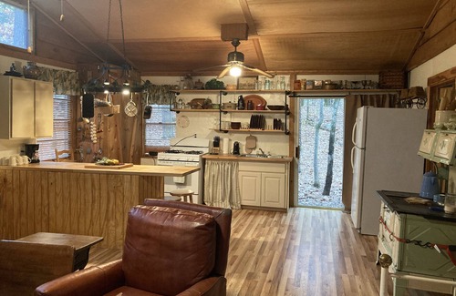 Morrilton Cabina | Little Piney Cabin at the Foothills of Petit Jean Mt Close Petit Jean State Pk.