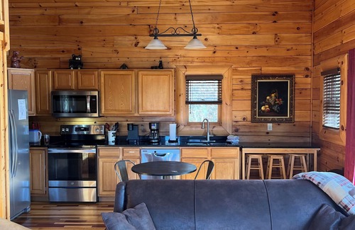 Bryson City Cabina | Little T's Cabin Great Smoky Mtns, Hot Tub, Polar Express, King Bed, WiFi