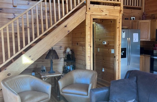 Bryson City Cabina | Little T's Cabin Great Smoky Mtns, Hot Tub, Polar Express, King Bed, WiFi