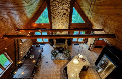 Weyauwega Cabina | Little Wolf Lodge–Spacious 5+ Bedroom Cabin on the Little Wolf River! Sleeps 16