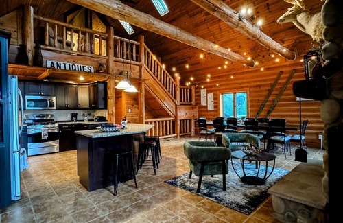 Weyauwega Cabina | Little Wolf Lodge–Spacious 5+ Bedroom Cabin on the Little Wolf River! Sleeps 16