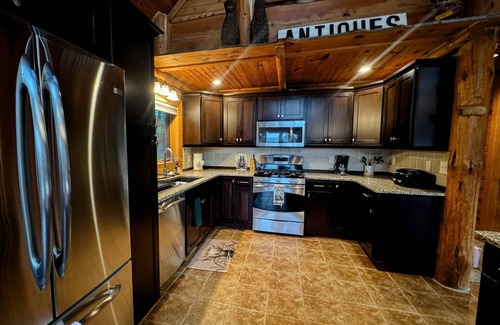 Weyauwega Cabina | Little Wolf Lodge–Spacious 5+ Bedroom Cabin on the Little Wolf River! Sleeps 16