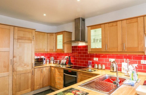Littleham Cabaña | LITTLEHAM COURT COTTAGE, pet friendly, with hot tub in Bideford