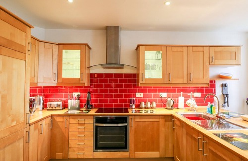 Littleham Cabaña | LITTLEHAM COURT COTTAGE, pet friendly, with hot tub in Bideford