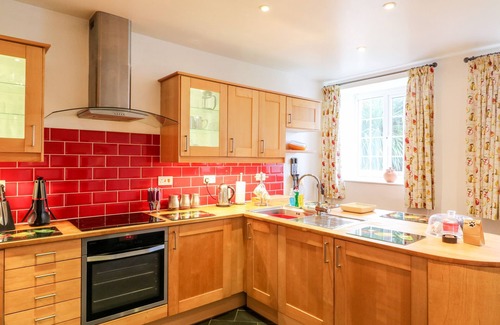 Littleham Cabaña | LITTLEHAM COURT COTTAGE, pet friendly, with hot tub in Bideford