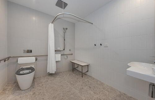 Kingswood Hotel | Littomore Suites Kingswood