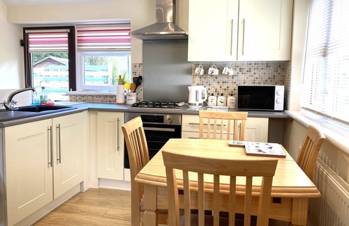 Whitland Casa | Lletty Bach - pet stays free - detached - parking - ideal location to explore
