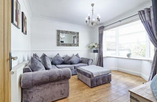 Epping Casa | LMV Property - Modern Luxury Family Home in Theydon Bois With London Skyline Views