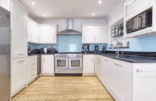 Epping Casa | LMV Property - Modern Luxury Family Home in Theydon Bois With London Skyline Views