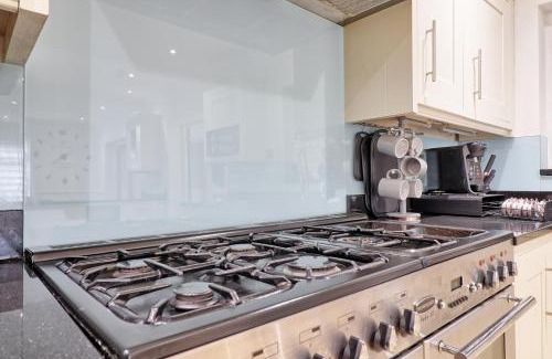 Epping Casa | LMV Property - Modern Luxury Family Home in Theydon Bois With London Skyline Views