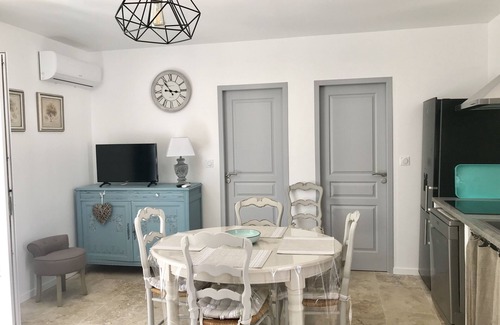 Arpaillargues-et-Aureillac Cabaña | Les Olivettes-Gîte-Confortable-Baño tipo “wet room”-Vista al campo