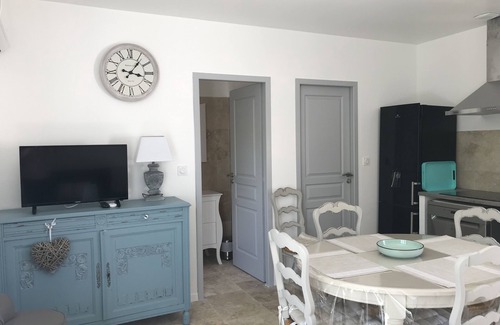 Arpaillargues-et-Aureillac Cabaña | Les Olivettes-Gîte-Confortable-Baño tipo “wet room”-Vista al campo