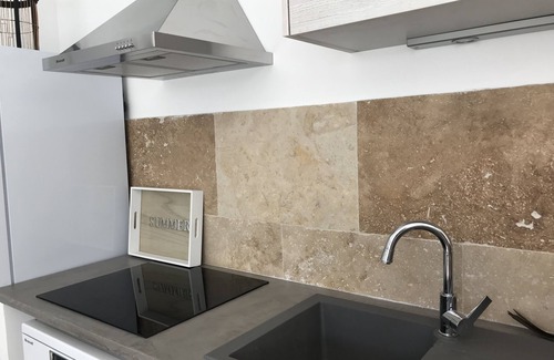 Arpaillargues-et-Aureillac Cabaña | Les Olivettes-Gîte-Confortable-Baño tipo “wet room”-Vista al campo