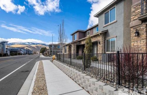 Carson City Apartamento | Local 3BD 3BA with WiFi Parking