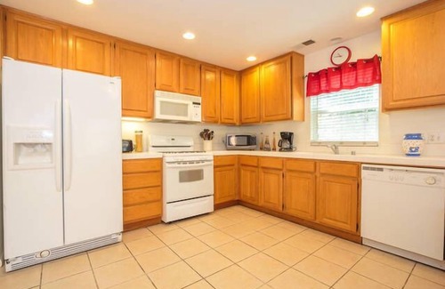 Whittier Casa | Located between Disneyland & Hollywood/Universal Studios