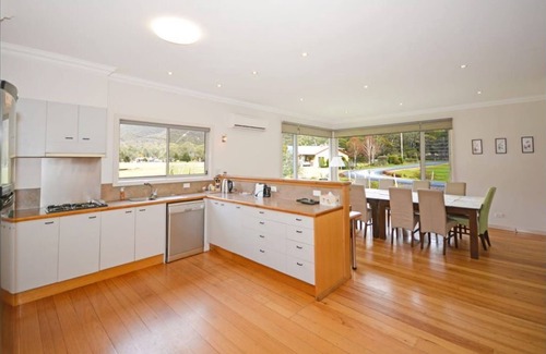 Halls Gap Casa | Located on valley floor, amazing views, 300mm to shops, wildlife in abundance.