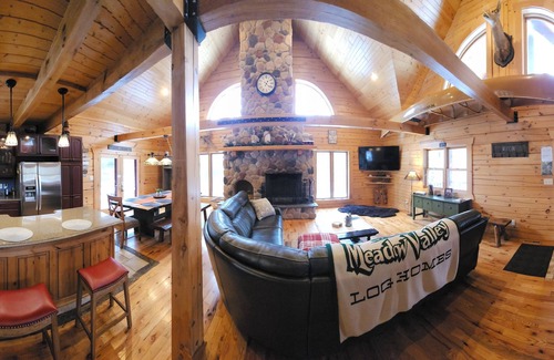 Lyndon Station Cabina | 🏞Location* Beautiful Custom Log Cabin By Dells,next to WI River*Ski*Fireplace🏕