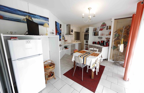 Agos-Vidalos Apartamento | Los VISCOS - cocina - comedor - dormitorio - baño (en italiano)