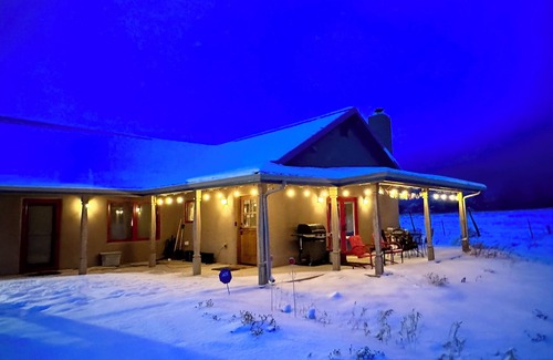 Arroyo Seco Casa | Ubicación Ubicación ... A medio camino entre la ciudad de Taos y el valle de esquí de Taos.