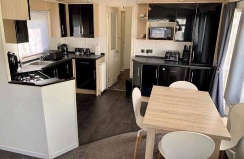 Chapel Saint Leonards Cabina | Lodge - Sleeps 6 - Patio - Parking - Beach Close